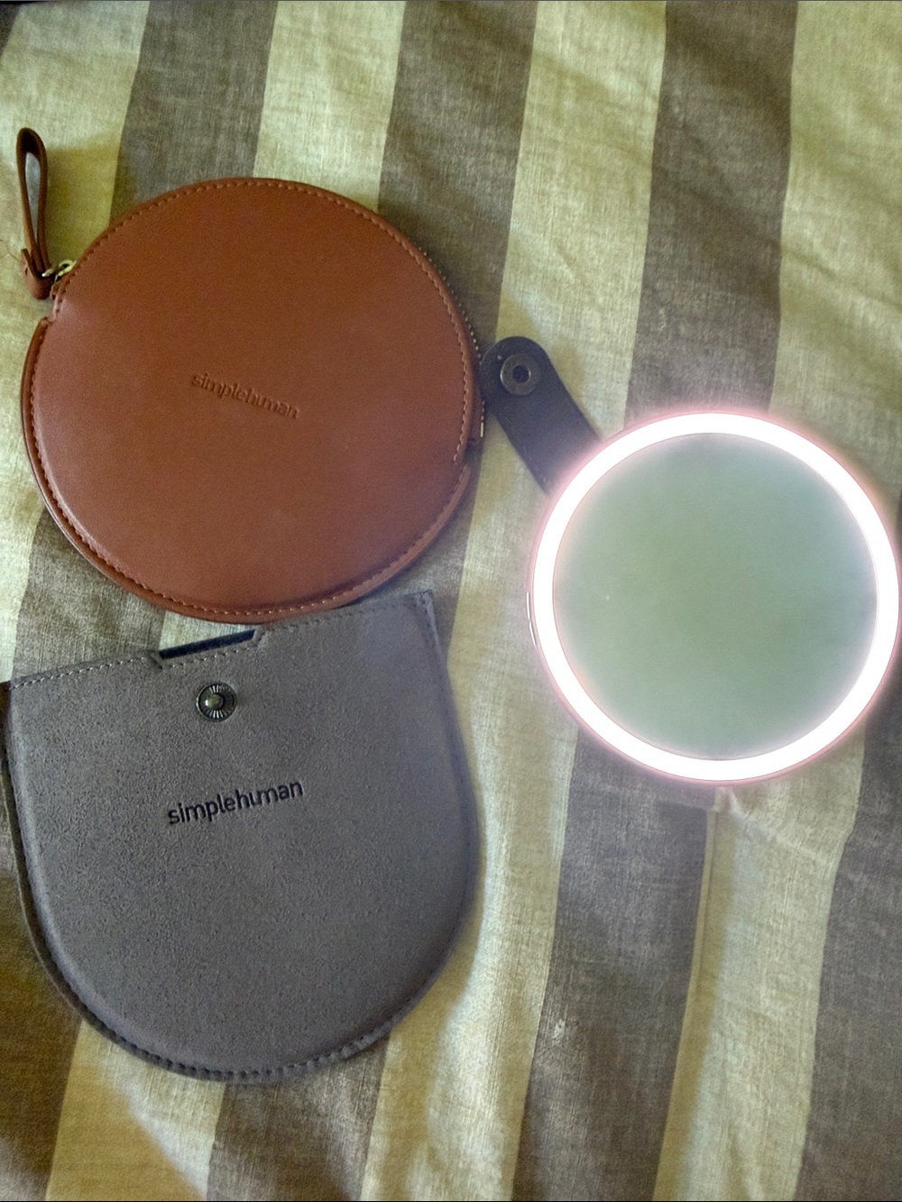 Magnifying Mirror with light comes with extra case